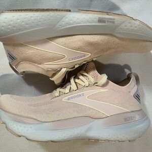 Brooks Women’s Light Pink and Cream Running Shoes Size 9.5